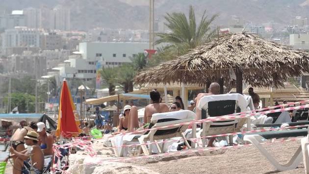 Май: Эйлат. Посадка самолёта и пляж Эйлата  -- Израиль