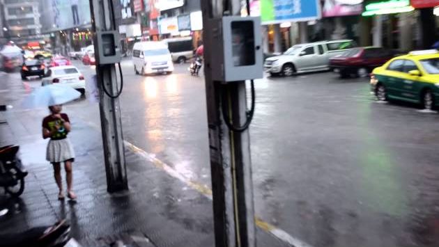Бангкок, Август: Rain in Bangkok city (Pratunam-Mark) Thailand 2014 HD