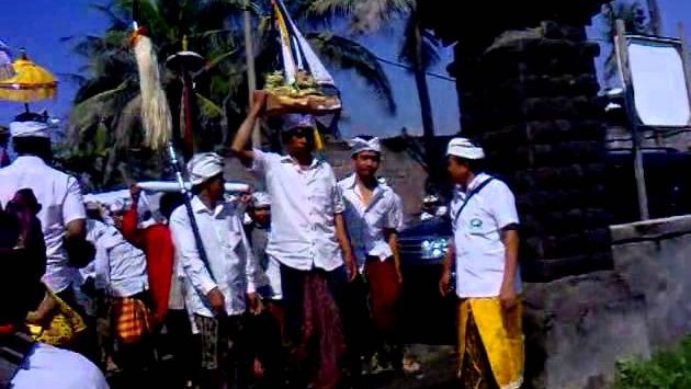 Бали в феврале: Melasti Rentetan Odalan di Pura Siwa Kerta Payogan Agung Desa Keliki | rec 04 Feb 2014