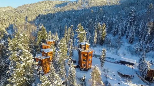 Ноябрь, Горный Алтай: эко-отель "Урочище Актра" - зимой (Телецкое озеро, Горный Алтай)