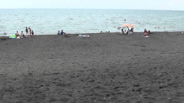 август 2014 Грузия, пляж в Уреки (Ureki) с черным песком.