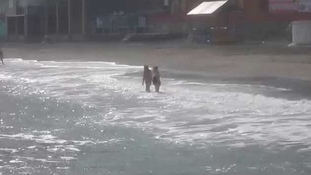 В Алуште (Крым) еще купаются (19 октября 2015)