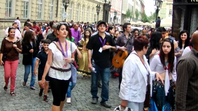 Май, Чехия: Parade of Artists, Khamoro Roma Festival, Prague May 31, 2012