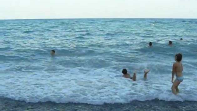 Приморский пляж Ялты конец июля 2012.MOV