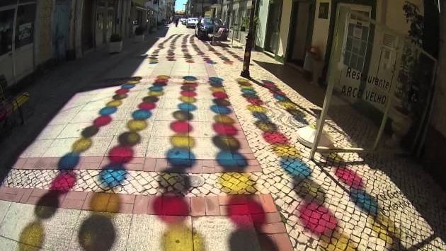 Июль, Португалия: Chapéus de Chuva em Águeda Umbrellas in Agueda