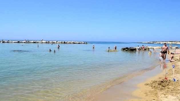 Кипр, Июль: Пляж Корал Бей на острове Кипр.