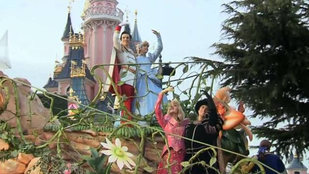 Париж, Декабрь: Christmas 2011: Dreams of Christmas Parade with Duffy the Disney Bear at Disneyland Paris