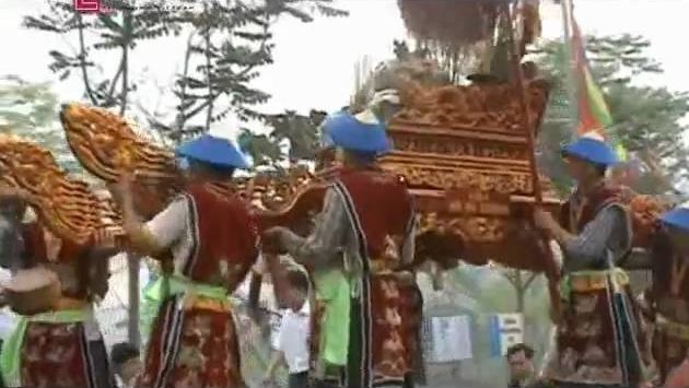 Апрель: Lễ rước giỗ Tổ Hùng Vương tại đền Hùng