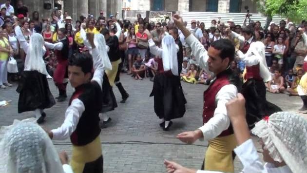 Куба, Апрель: 2010 0411 15:08 CeltFest Cuba: Street Parade - Dancing in Plaza de Armas