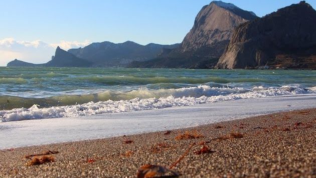 Море и пляж. Город Судак. Декабрь