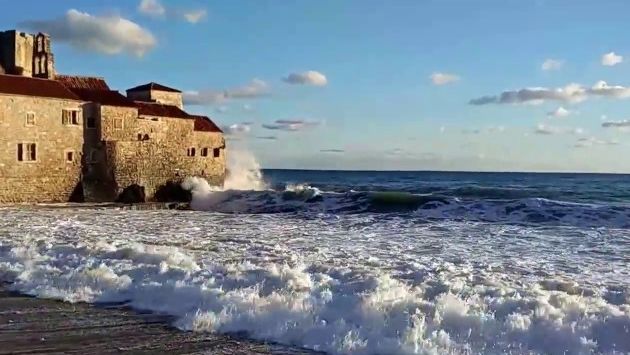 Будва в ноябре. Адриатическое море у пляжа Ричардова глава