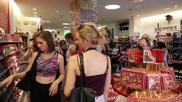 Июль: Austria Salzburg Souvenir shop / Autriche Salzbourg Magasin de souvenirs