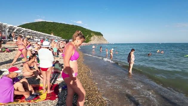 ЖАРКИЙ ДЕНЬ В АРХИПО-ОСИПОВКЕ. МОРЕ ЛЮДЕЙ, 20 ИЮНЯ 2023 Г.