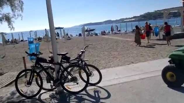 Октябрь: пляж Вулягмени 28 октября, в день ОХИ. Афины, Греция