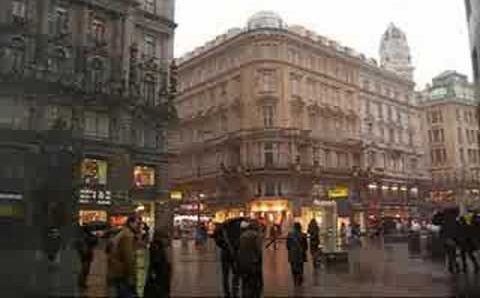 Вена, Март: Snowing in Vienna, Austria