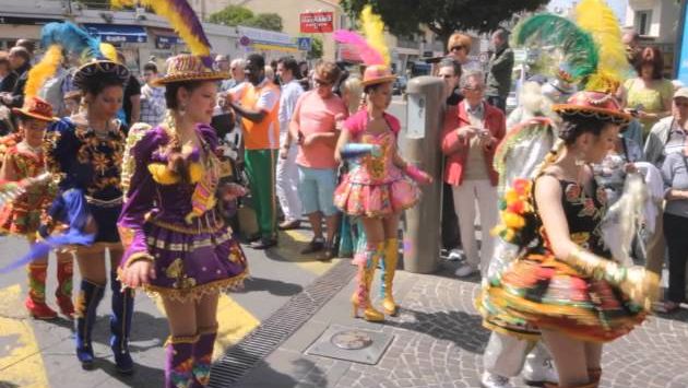 Июнь на Лазурном берегу: Flower Parade Antibes. Juan-les-pins.  French Riviera.