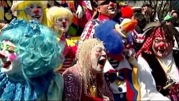 Мексика: Big shoes and red noses - Here come the clowns
