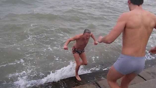 Январь: Купание в море на Крещение. Евпатория.