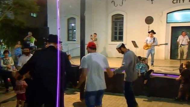 Израиль, Сентябрь: Танцы на Суккот.