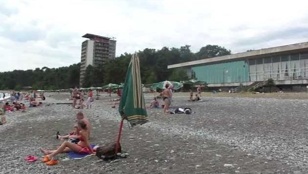 Июнь в Абхазии: Абхазия. Пляж в Пицунде