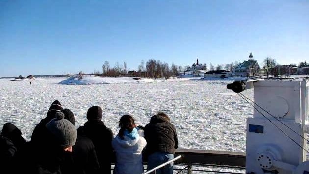 Финляндия: Going through the ice field (Suomenlinna Ferry 2)-March 2011
