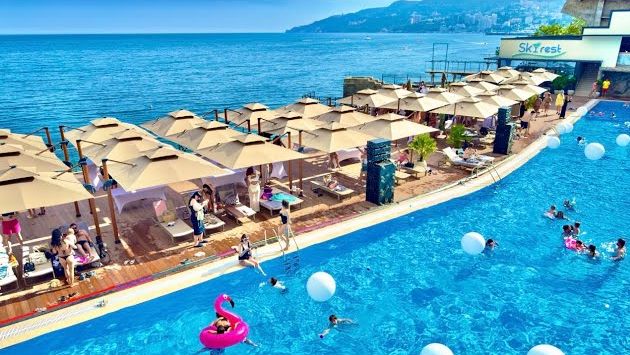 ЯЛТА. ОЧУМЕТЬ! НОВЫЙ ПЛЯЖ ОТГРОХАЛИ! Бассейн, ресторан, развлечения. ОБЗОР SkyBeach. Отдых в Крыму