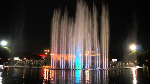 Москва: Парк Горького - Танцующие фонтаны в ночной подсветке 3