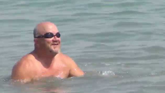 Израиль: Floating in the Dead Sea.