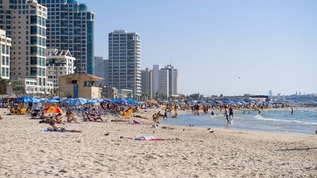 Тель Авив. Пляж. Месяц май.