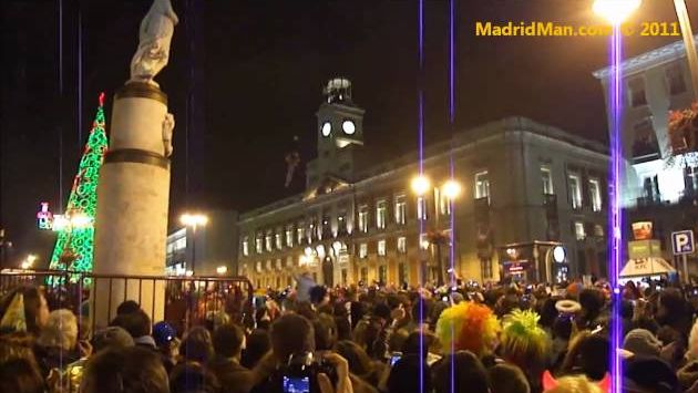 Испания: Puerta del Sol "Nochevieja" New Years Eve 2011 Madrid - WATCH for the 12-Grapes Eating!