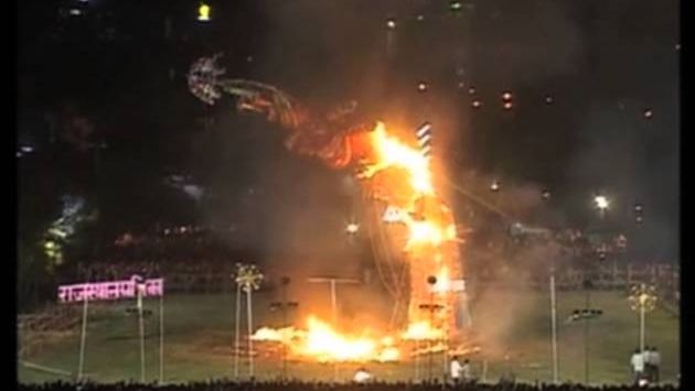 Индия: 14 oct, 2013 - India celebrates festival by burning effigies of demon king