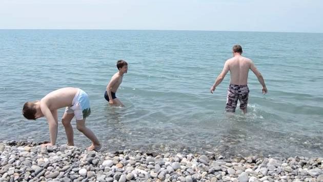 Сочи (Адлер), Нижнеимеретинская Бухта. Май 2016 - го. Дети купаются ))