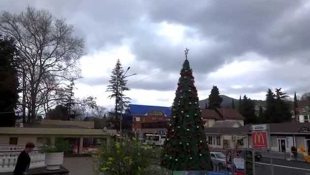Декабрь: Новогодние елки Лазаревского днем и вечером. Lazarevskoe - SOCHI - RUSSIA