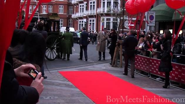 Лондон: [HIGH DEFINITION] Jerry Hall &amp; Lizzy Jagger open the Harrods winter sale - December 2010