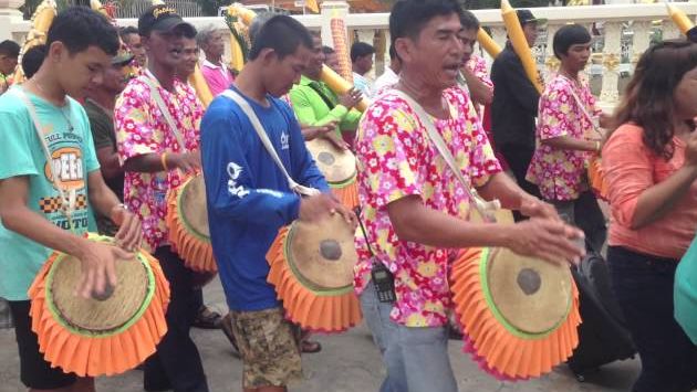 Июль, Тайланд: Асаха Пуджа на Ко Лане