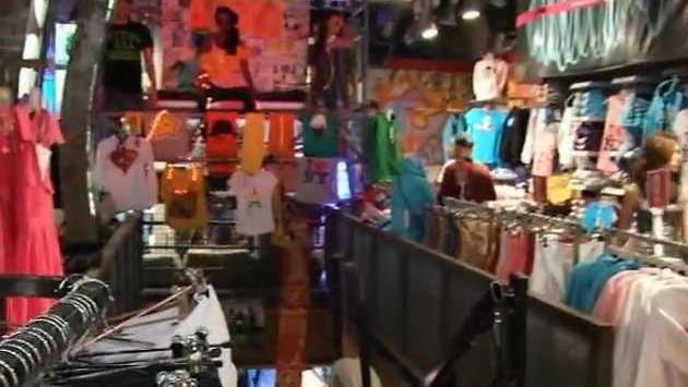 Август в Барселоне: Магазин молодёжной одежды в Барселоне*