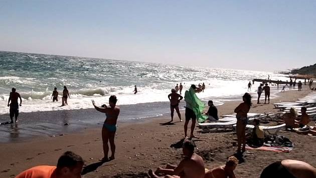 Май: Ялтинский пляж, небольшой шторм