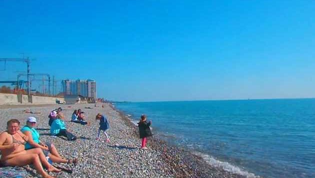 Смельчаки купаются в море. Лазаревское, апрель, вода +14
