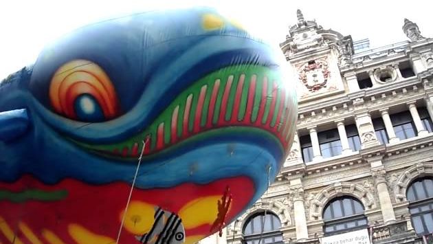 Август: Una ballena sobrevuela Bilbao [Semana Grande]