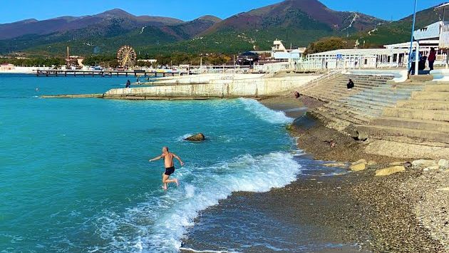 КАБАРДИНКА 20 октября! Кто-то в куртках а кто-то купается и загорает ????