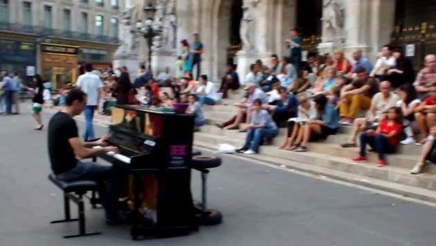 август 2013 г, Париж, уличный музыкант