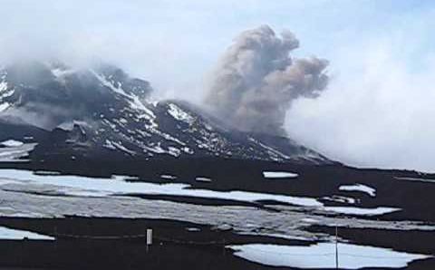 Май на Сицилии: An eruption on Mt Etna May 2010