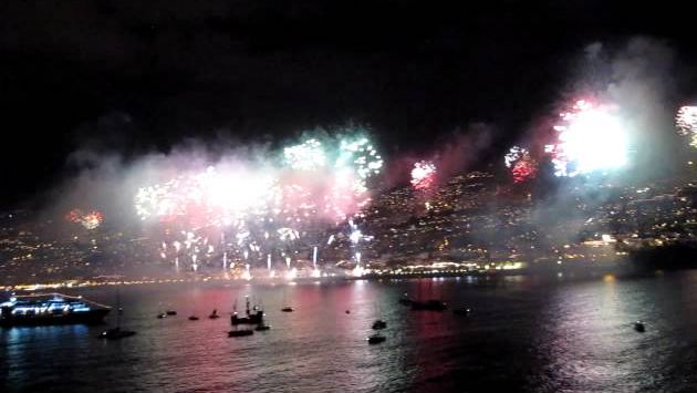 Португалия в декабре: Fireworks in Madeira - New Years Eve 2012