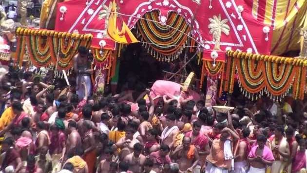 Индия, Июль: Lorrd Jagannath is coming on the ratha yatra cart.Puri 2013