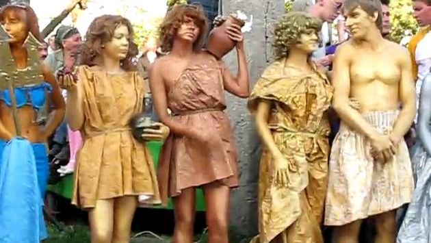 Май, Крым: III Международный чемпионат живых скульптур