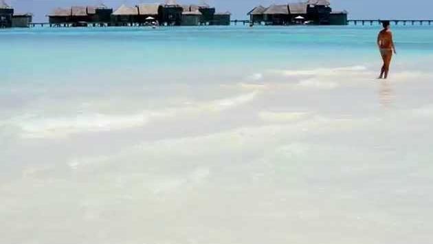 Мальдивы: Пляж на Мальдивах рядом с бунгало