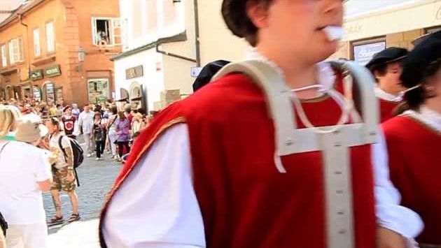 Июнь в Чехии: Krumlov (Czech Republic) - праздник пятилепестковой розы, шествие.