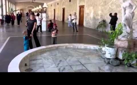 Сентябрь в Кисловодске: Монетки в фонтанчик Нарзанной галереи Кисловодска????