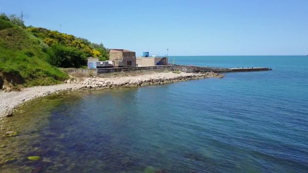 Севастополь, Июнь: Пляж Учкуевка. Севастополь. 04.06.2017