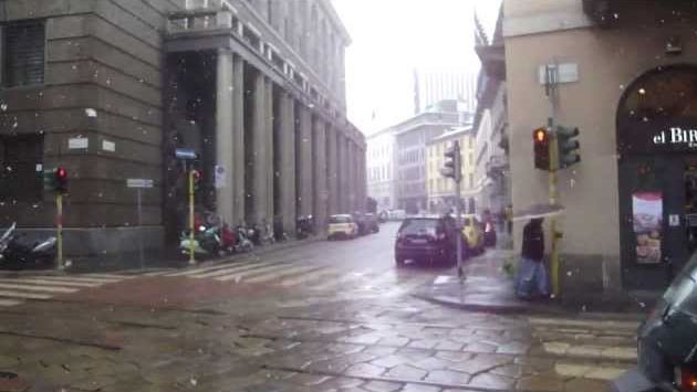 Милан в феврале: walking tour in Milan Italy, February 2013 a snowing day 720p